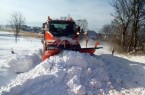 Ohne Räumfahrzeuge geht nichts: Schneeverwehungen blockierten am Wochenende zahlreiche Straßen in Nordlippe, wie hier die Hummerbrucher Straße im Extertal kurz hinter Alverdissen.  Foto: © Kreis Lippe