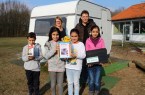 Zum Dank überreichten die Kinder selbstgemachte Marmelade – (v.l.n.r.) vorne: Adijon, Rojda, Selina und Shinda; hinten: Christiane Ostermann, Jürgen Lohöfer (Dekra-Akademie)