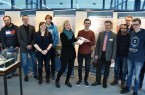 Archivarin Dr. Bärbel Sunderbrink (5.v.l.) bedankt sich bei den Schülern des Felix-Fechenbach-Berufskollegs und Schulleiter Wolfgang Wilden (4.v.r.) im Namen der Stadt Detmold für die Erstellung einer Medienpräsentation zum Warschauer Ghetto. © Matthias Schultes/Landesarchiv