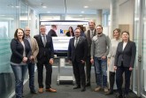 Das Relaunch-Team präsentiert der Geschäftsführung den neuen Internetauftritt. (v.l.: Mediengestalterin Agnes Sack, Marvin Gröne; Marketing, stellvertretender Abteilungsleiter Kundenmanagement und Bildung Dirk Stock, Geschäftsführer Reinhold Harnisch, stellvertretender Geschäftsführer Lars Hoppmann, Webentwickler Daniel Reimer, Lena Sprenger sowie Bettina Hoven; beide Öffentlichkeitsarbeit; Foto krz)
