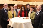 Das Erfolgsprojekt „Ausbildungsperspektive“ wird fortgesetzt. Die neuen Verträge wurden jetzt unterzeichnet;  (v.l.) Jugenddezernent Joachim Martensmeier,  Nina Spallek (Bürgerstiftung Gütersloh) Schulleiter Uwe Heidemann, Akheen Shammo, Muhamet Jusufi (Hauptschule Ost) die stellvertretende Bürgermeisterin Monika Paskarbies, Thomas Richter (Agentur für Arbeit),