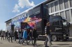 Der InnoTruck des Bundesforschungsministeriums in der Außenansicht mit einer Schülergruppe. Foto: © Daniel Wintzheimer