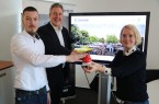 www.guetersloh.de	
  präsentiert   sich   komplett   neu.   Stephan   Junghanns,   Online-Redakteur   in   der
städtischen   Öffentlichkeitsarbeit,   Bürgermeister   Henning   Schulz   und   Social   Media   Managerin   Linda   Krull
schalten mit dem symbolischen „Buzzer“ den neuen Internet-Auftritt frei. Foto: © Stadt Gütersloh