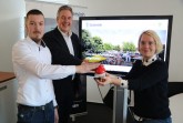 www.guetersloh.de	
  präsentiert   sich   komplett   neu.   Stephan   Junghanns,   Online-Redakteur   in   der
städtischen   Öffentlichkeitsarbeit,   Bürgermeister   Henning   Schulz   und   Social   Media   Managerin   Linda   Krull
schalten mit dem symbolischen „Buzzer“ den neuen Internet-Auftritt frei. Foto: © Stadt Gütersloh