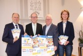 Hier ist wirklich was für jeden dabei“: (von links nach rechts) Bad Wünnenbergs Bürgermeister Christoph Rüther, Landrat Manfred Müller, Friedhelm Kaup, Vorsitzender des Kreisjugendhilfeausschusses, und Organisatorin Edith Rehmann-Decker laden zum Kreisfamilientag nach Bad Wünnenberg ein. Foto: © Amt für Presse- und Öffentlichkeitsarbeit, Kreis Paderborn, Michaela Pitz