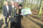 V.l.n.r.: Martin Uekmann und Friedhelm Rieke von den Stadtwerken, Tierparkleiter Herbert Linnemann und Fotografin Sarah Jonek freuen sich, dass der Olderdissen-Kalender so vielen Bielefeldern gefallen hat. Foto: © J. Merten