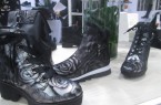 Vereint die Trendfarbe schwarz mit dem auffälligen Flowerprint: Dieser Boot zum Schnüren von Gerry weber. Foto: © J. Merten