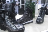 Vereint die Trendfarbe schwarz mit dem auffälligen Flowerprint: Dieser Boot zum Schnüren von Gerry weber. Foto: © J. Merten