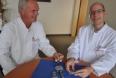 Chefarzt Prof. Rolf Haaker (li.) und Oberarzt Dr. Dragan Jeremic setzen bei Wechseloperationen moderne Metallhülsen ein.
