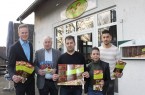 Gratulieren den neuen Inhabern zum gelungenen Start ihrer neuen Pizzeria „La 
Pizza“ in Büren-Wewelsburg: v.l. Michael Kubat, Wirtschaftsförderung Stadt Büren, 
Günter Eggebrecht, Ortsvorsteher Wewelsburg, Ali Al, Fatma Al sowie Mücahit Al. Foto: © Lena Karthaus