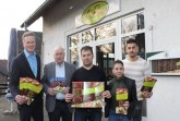 Gratulieren den neuen Inhabern zum gelungenen Start ihrer neuen Pizzeria „La 
Pizza“ in Büren-Wewelsburg: v.l. Michael Kubat, Wirtschaftsförderung Stadt Büren, 
Günter Eggebrecht, Ortsvorsteher Wewelsburg, Ali Al, Fatma Al sowie Mücahit Al. Foto: © Lena Karthaus