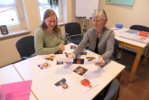 Besprechen das neue Angebot: die Leiterin des Treffpunktes, Rabea Raschke (links), und Kursleiterin Gunhild Kresse.