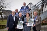 Ina Scharrenbach, Ministerin für Heimat, Kommunales, Bau und Gleichstellung des Landes Nordrhein-Westfalen, Wolfgang Pieper, Bürgermeister der Stadt Telgte, Werner Kolter, Bürgermeister der Stadt Unna, Wolfgang Schwade, Vorsitzender der Fachkommission, sowie Michael Kronauge, Bürgermeister der Stadt Hallenberg und stellvertretender Vorsitzender der AG. © AG HSO