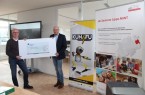 Achim Gerling (rechts), Projektleiter KungFu – Kunststoff goes Future, überreicht den Spendenscheck für den Lippe.MINT-Fonds über 600 Euro an Carsten Kießler (links), Leiter zdi-Zentrum Lippe.MINT.