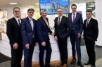 Blicken sehr zufrieden auf das abgelaufene Geschäftsjahr der Volksbank Halle/Westf. eG: Marketingleiter Timo Klack, Prokurist Thomas Stumpe, Vorstandsvorsitzender Rainer Peters, Vorstand Harald Herkströter, Prokurist Dennis Blomeyer und Prokurist Wolfgang Tiekötter (IVB).