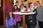 Treffen sich regelmäßig im Heimathaus Spissen (von links): Abel Akindejoye (Caritas Büren), Johanna Leifeld (Kommunales Integrationszentrum Kreis Paderborn), Teilnehmerinnen im Nähkurs: Masoada Shujai, Rana Doughan mit ihren Kindern Leen und Nadine, vom Team Tudorf:  Christina Wilmes, Ursula Meierotte und Ruth Tebbe. Foto: © Marc Svensson
