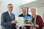 Bildunterzeile: Harald Grefe, stellvertretender IHK-Hauptgeschäftsführer, Oliver Höner, Vorsitzender des IHK-Außenwirtschaftsausschusses und Ines Ratajczak, Referatsleiterin International der IHK, präsentieren das Exportbarometer (v. l.)