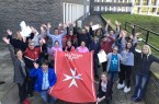 Frohe Gesichter nach bestandener Prüfung: 18 junge Menschen haben die Ausbildung zum Schulsanitäter erfolgreich gemeistert. © Malteser/Frank Kaiser