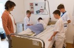 Wie kann man am besten das Bett beziehen, während der Patient noch darin liegt? Kirsten Strack gibt (v.l.) Marian Limann, Marco Nutsch, Niklas Blomberg und Malte Kriener einige Tipps.