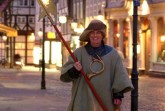 Der Nachtwächter Hugo nimmt die Besucherinnen und Besucher mit auf einen abendlichen Streifzug durch das Magniviertel.
(Foto: Braunschweig Stadtmarketing/Sascha Gramann)