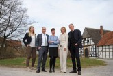Die Projektpartner vertreten durch (v. l. n. r.) Lisa Niemann (LWL-Freilichtmuseum Detmold), Matthias Löb (Vorsitzender Westfälischer Heimatbund), Dr. Silke Eilers (Geschäftsführerin Westfälischer Heimatbund), Yvonne Huebner (Geschäftsführerin Lippischer Heimatbund) und Dr. Albert Hüser (Vorsitzender Lippischer Heimatbund) im LWL-Freilichtmuseum Detmold. © LWL/Karen Stuke