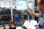 Montage 4.0: Besucher des Digital in NRW-Standes auf der Hannover Messe können Assistenzsysteme virtuell testen