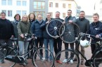 (v.l.) Service und Information rund ums Rad gibt es am 6. Mai auf dem Kolbeplatz: Jürgen Hornischer (Zweirad Linnenkamp), Heike Pundmann (Krankenkasse AOK), Katharina​ Pulsfort (Radverkehrsbeauftragte Stadt Gütersloh), Samira Akdil (Verkehrswacht Gütersloh), Jürgen Männel (Radsport Schiffner), Rene Teismann (Wulfhorst GmbH), Bürgermeister Henning Schulz, Henrich Fulland (Bikearena Fulland), Dirk Langert (IKK classic), Andreas Kwiotek (Kreispolizeibehörde), es fehlen: Christian Wiedemann (Fahrrad Peitz), Thomas Karrasch (ADFC). © Stadt Gütersloh