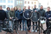 (v.l.) Service und Information rund ums Rad gibt es am 6. Mai auf dem Kolbeplatz: Jürgen Hornischer (Zweirad Linnenkamp), Heike Pundmann (Krankenkasse AOK), Katharina​ Pulsfort (Radverkehrsbeauftragte Stadt Gütersloh), Samira Akdil (Verkehrswacht Gütersloh), Jürgen Männel (Radsport Schiffner), Rene Teismann (Wulfhorst GmbH), Bürgermeister Henning Schulz, Henrich Fulland (Bikearena Fulland), Dirk Langert (IKK classic), Andreas Kwiotek (Kreispolizeibehörde), es fehlen: Christian Wiedemann (Fahrrad Peitz), Thomas Karrasch (ADFC). © Stadt Gütersloh