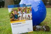 Was ist los in den Ferien? Das erfahren Kinder, Jugendliche und ihre Eltern im Ferienplaner 2018. (Foto: Amt für Presse- und Öffentlichkeitsarbeit, Kreis Paderborn, Anna-Sophie Schindler)