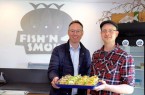 Stephan Austermann (r.) führte Bürgermeister Theo Mettenborg durch den Betrieb und Hofladen von „Fish’n Smoke“.