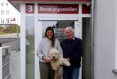 Begleiten gemeinsam die GlücksGruppe des Kreises Lippe (v.l.): Vera Hesse (Schulpsychologische Beratung), Therapiehund Jonny und Dietrich Höcker (Familienberatung). © Kreis Lippe