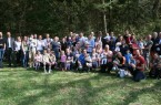 Im Kinderwald der Stadtwerke Bielefeld Gruppe pflanzten 22 Familien Buchen, Eichen, Ahorn und Birke für ihre Neugeborenen. © Stadtwerke Bielefeld