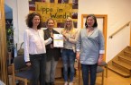 Neu im KlimaPakt: Cornelia Dorsch, Gabriela Endele, und Sabine Müller (v.l.) vom Vorstand des Vereines „Lippe im Wandel“ nehmen die Mitgliederurkunde von Laura Schuster (3.v.l.) entgegen. © Kreis Lippe
