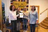 Neu im KlimaPakt: Cornelia Dorsch, Gabriela Endele, und Sabine Müller (v.l.) vom Vorstand des Vereines „Lippe im Wandel“ nehmen die Mitgliederurkunde von Laura Schuster (3.v.l.) entgegen. © Kreis Lippe