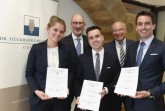 Bildunterzeile: Die drei Preisträger, (vordere Reiher v.l.n.r.)  Anne-Katrin Schmidt, Julian Versen und Dr. Tobias Begemann, wurden durch Dr. Thomas Beckmann (hintere Reihe, links) und Prof. Dr. Eginhard Werner von der Dr. Stückmann und Partner Stiftung für ihre wissenschaftlichen Arbeiten ausgezeichnet. Fotoquelle: HLB Stückmann