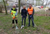 Packen am 21. April tatkräftig mit an (v.l.n.r.): Dieter Ziegler (Mitglied Bunte Kuh und sachkundiger Bürger), Elke Ruhe-Hartmann (Quartiersmanagerin Bärenkämpen) und Youssef Omeirat (Integrationsassistent in Bärenkämpen). © Stadt Minden