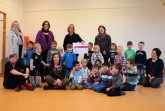 Auf dem Foto sehen Sie (stehend): Christina Haberbeck (3. v.l.; Soforthilfe für benachteiligte Kinder) übergibt den symbolischen Scheck an Tina Gehring-Stock (links; stellvertretende Leiterin der Kita Jerxen-Orbke) und Susanne Greschok (2. v.l.; Leiterin der Johannes-Brahms-Musikschule).
Text und Foto: Stadt Detmold