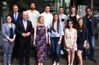 IHK-Projektkoordinatorin Vera Birthe Bratengeier, IHK-Geschäftsführer Swen Binner und IHK-Hauptgeschäftsführer Thomas Niehoff (v. l.)  mit den geehrten Ausbildungsbotschaftern des jeweiligen Kreises.