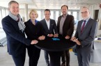 Güterslohs Bürgermeister Henning Schulz (von links),
FH-Präsidentin Prof. Dr. Ingeborg Schramm-Wölk, Thomas Hagedorn
(Gleis 13 GmbH), Prof. Dr. Lothar Budde (FH Bielefeld) und Joachim
Martensmeier (Dezernent für Bildung, Jugend, Familie u. Soziales der
Stadt Gütersloh).