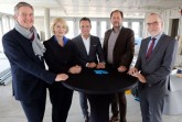 Güterslohs Bürgermeister Henning Schulz (von links),
FH-Präsidentin Prof. Dr. Ingeborg Schramm-Wölk, Thomas Hagedorn
(Gleis 13 GmbH), Prof. Dr. Lothar Budde (FH Bielefeld) und Joachim
Martensmeier (Dezernent für Bildung, Jugend, Familie u. Soziales der
Stadt Gütersloh).