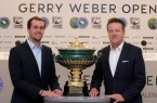 Turnierdirektor Ralf Weber präsentiert  den Siegerpokal, der auf den Champion der 26. GERRY WEBER OPEN vom 16. bis 24. Juni 2018 in HalleWestfalen wartet.  © GERRY WEBER OPEN (HalleWestfalen)