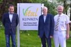Dr. Hüseyin Töre (v. l.) hielt auf Einladung von Martin Viertmann von der SHG Schlaganfall Bad Driburg einen Vortrag über gefäßchirurgische Eingriffe zur Senkung des Schlaganfallrisikos. Gastgeber war Dr. Harald Bennefeld, Direktor der Vitalklinik Dreizehnlinden und Chefarzt für Neurologische Rehabilitation.