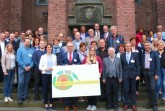Vertreter von elf Unternehmen kamen zum Startschuss des Projekts ÖKOPROFIT®. Mit dabei waren außerdem: Der Landrat des Kreises Paderborn Manfred Müller (vorne Mitte), Prof. Dr. Werner Wertgen (Gastgeber und Prodekan des Fachbereichs Theologie der Katholischen Hochschule Paderborn, erste Reihe, 3. von rechts), Christoph Schön (Vorsitzender des Ausschusses Wirtschaft, Bau und Verkehr, erste Reihe, 2. von rechts) sowie Berater und Beraterin der B.A.U.M. Consult GmbH, regionale und überregionale Kooperationspartner, und politische Vertreter (Foto: Julia Rotthoff, Kreis Paderborn)