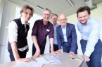 Tauschten sich an der FH Bielefeld mit rund 20 weiteren Wissenschaftlerinnen und Wissenschaftlern über die Forschung zu Hochwasserereignissen aus (v.l.): Prof. Dr. Annegret Thieken (Universität Potsdam), Prof. Dr. Sebastian Bamberg (FH Bielefeld), Dr. Christian Kulicke (Helmholtz-Zentrum für Umweltforschung Leipzig), Prof. Dr. Michael Stricker (FH Bielefeld) und Torsten Masson (Arbeiter-Samariter-Bund Leipzig). © Berit Steinkröger