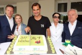 Bereit für die Titelverteidigung: GERRY WEBER OPEN-Rekordchampion Roger Federer (Mitte) wurde am Montagnachmittag von Turnierdirektor Ralf Weber (links) und seiner Ehefrau Irina (2. v.l.) sowie von Turnierinitiator Gerhard Weber und seiner Ehefrau Charlotte Weber-Dresselhaus vor dem GERRY WEBER SPORTPARK HOTEL begrüßt. Federer kam, wie auf der Gratulationstorte festgehalten, wieder als Nummer eins der Welt nach HalleWestfalen. © GERRY WEBER OPEN/HalleWestfalen