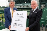 Hohe Auszeichnung: DTB-Präsident Ulrich Klaus (links) übergab dem Turnierinitiator der GERRY WEBER OPEN, Gerhard Weber, den Award für herausragende Leistungen für das deutsche Tennis. © GERRY WEBER OPEN/HalleWestfalen
