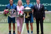 Supermodel Eva Herzigova überreichte den Siegerpokal an Turniersieger Borna Coric. Turnierdirektor Ralf Weber (rechts) beglückwünschte Sieger Coric und Finalist Federer. © GERRY WEBER OPEN/HalleWestfalen.