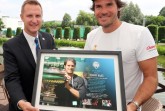 ATP-Supervisor Miro Bratoev (links) zeichnete Tommy Haas für seine „herausragende Karriere“ aus. © GERRY WEBER OPEN/HalleWestfalen