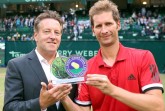 Große Anerkennung: Turnierdirektor Ralf Weber (links) überreicht Florian Mayer den Excellence Award der GERRY WEBER OPEN für seine langjährigen Verdienste um das Turnier. Mayer will in diesem Jahr seine Profikarriere beenden. © GERRY WEBER OPEN/HalleWestfalen