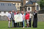Gemeinsam für Büren – die stetig wachsende Projektgruppe mit Berthold Ackfeld, Jochen Finke, Ralf Kleine, Otto Bröckling, Dieter Carl, Ilias Kramps , Marcel Reineke, Marianne Witt-Stuhr, Jonas Kramps, Uli Lehmann und Jürgen Menke freut sich mit Stadtherrn Moritz auf den ersten Moritzmarkt inmitten der barocken Kulisse. Es fehlen Paul Brune und Britta Kusnierz. © Stadt Büren